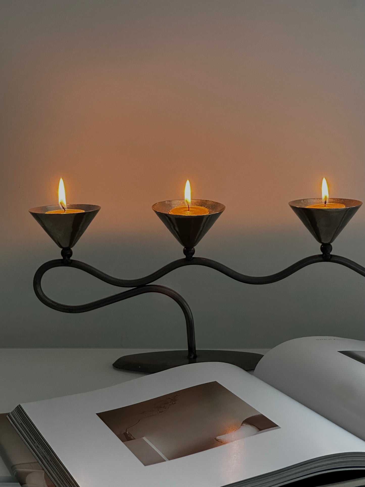 Wavy design candle holder