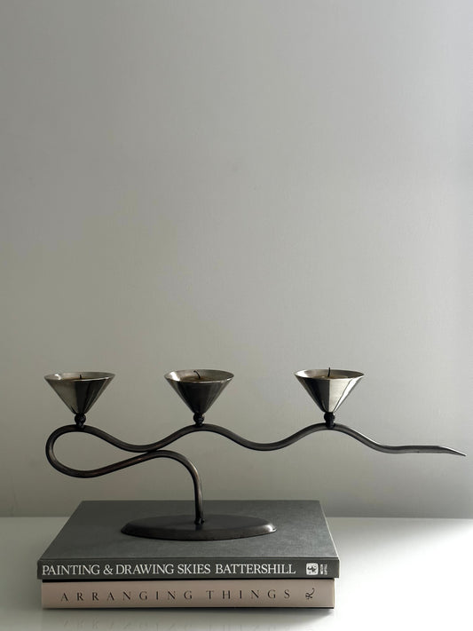 Wavy design candle holder