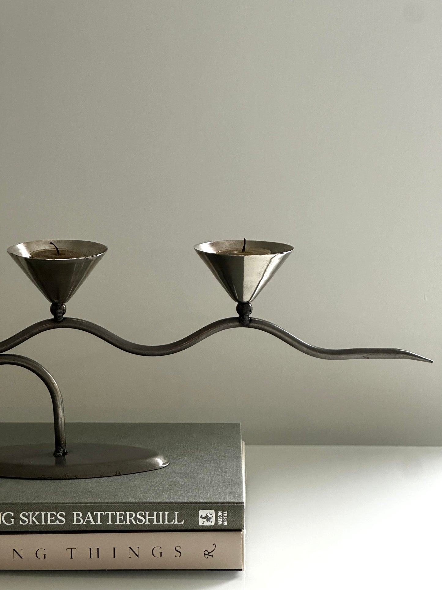 Wavy design candle holder